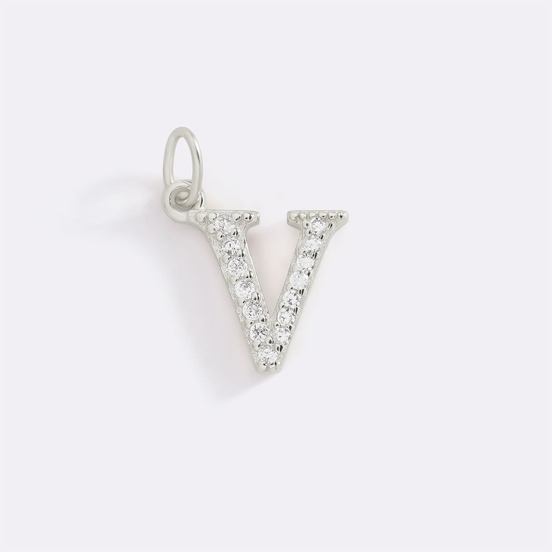 Charm con iniziale pavé delicato