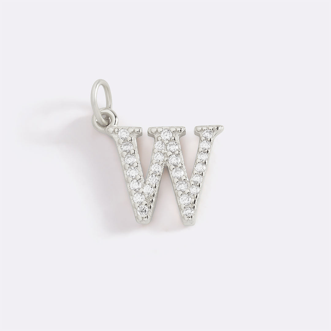 Charm con iniziale pavé delicato