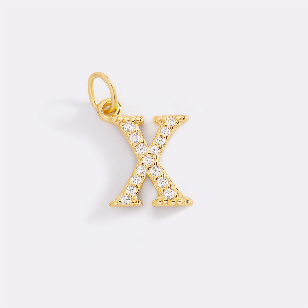 Charm con iniziale pavé delicato