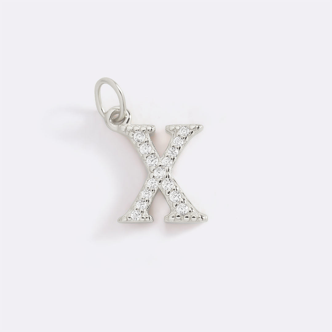 Charm con iniziale pavé delicato