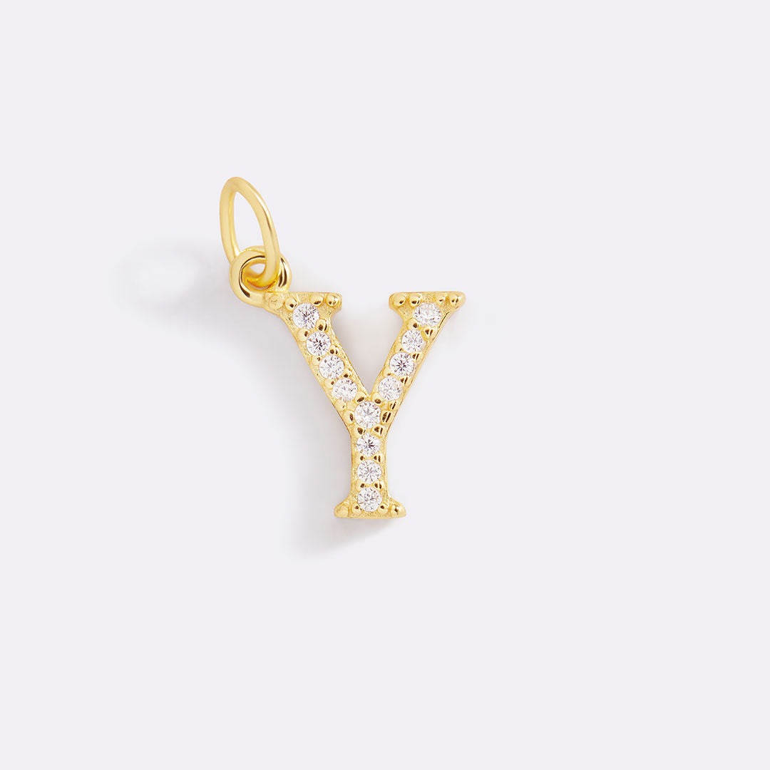 Charm con iniziale pavé delicato