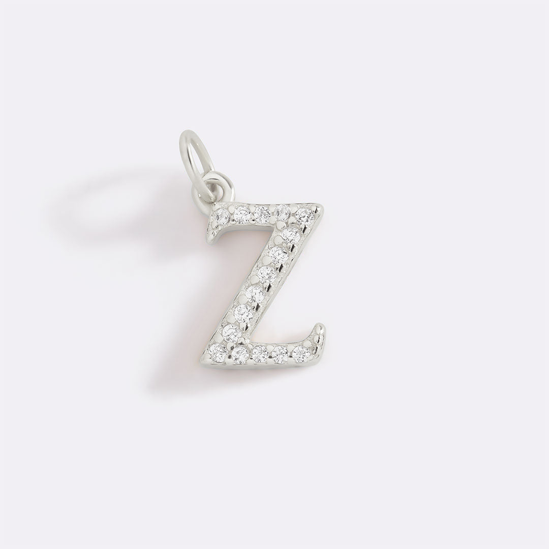 Charm con iniziale pavé delicato