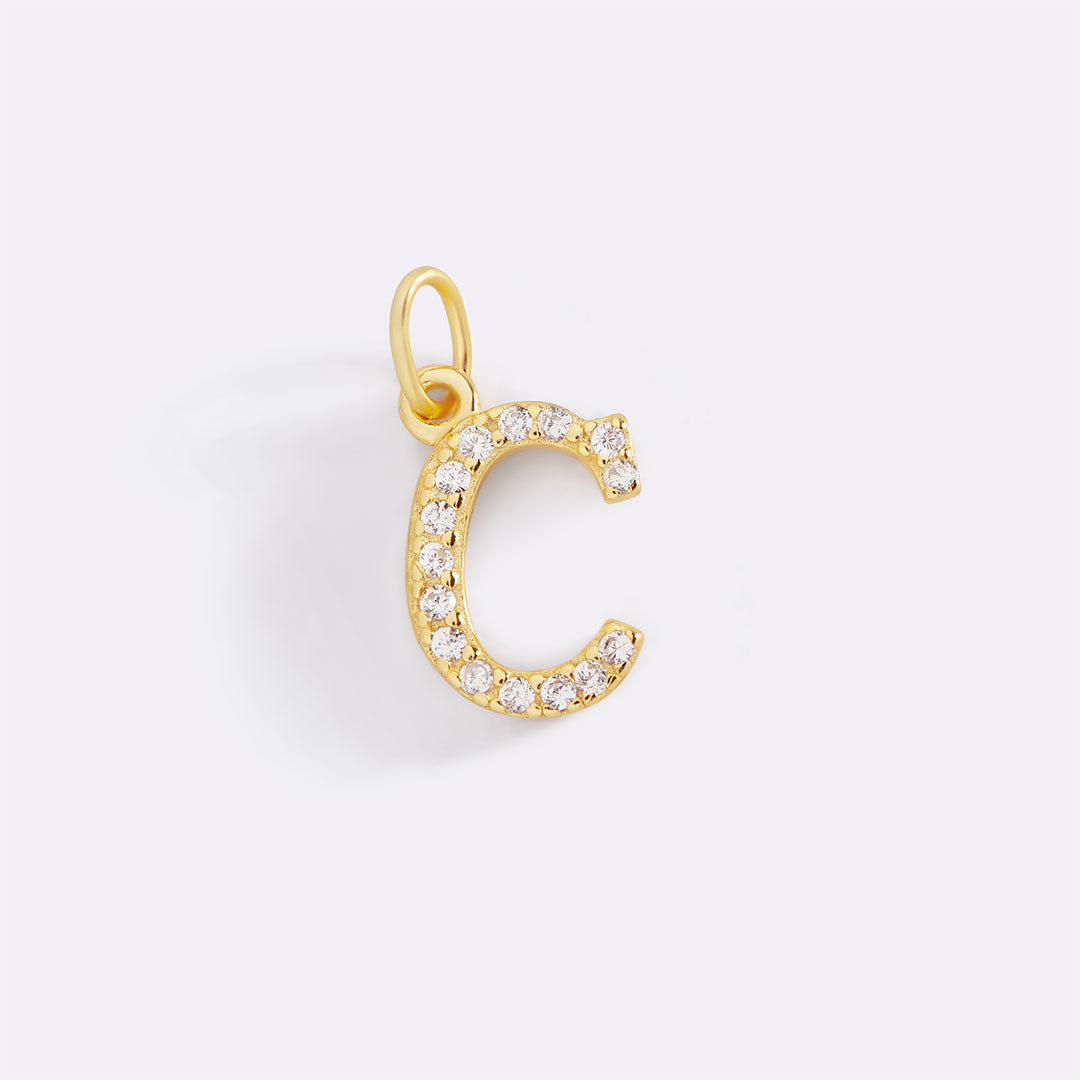 Charm con iniziale pavé delicato