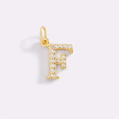 Charm con iniziale pavé delicato