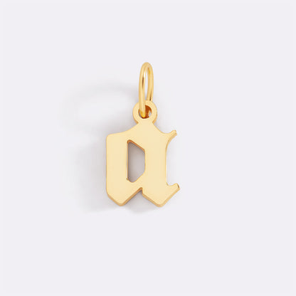 Charm con lettera in stile Old English