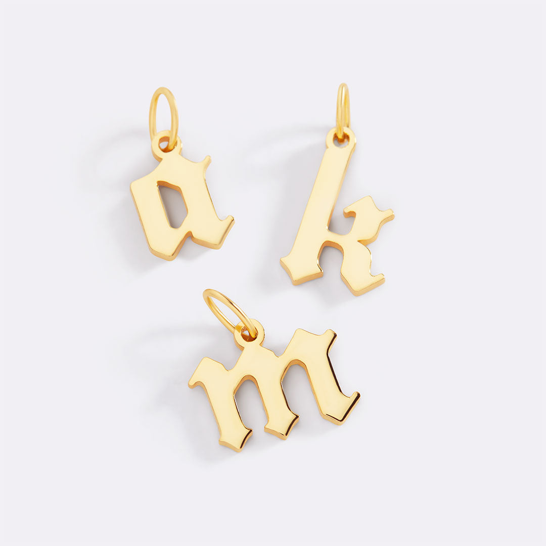 Charm con lettera in stile Old English