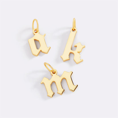 Charm con lettera in stile Old English