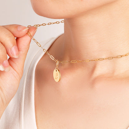Charm a disco inciso con fiore di nascita