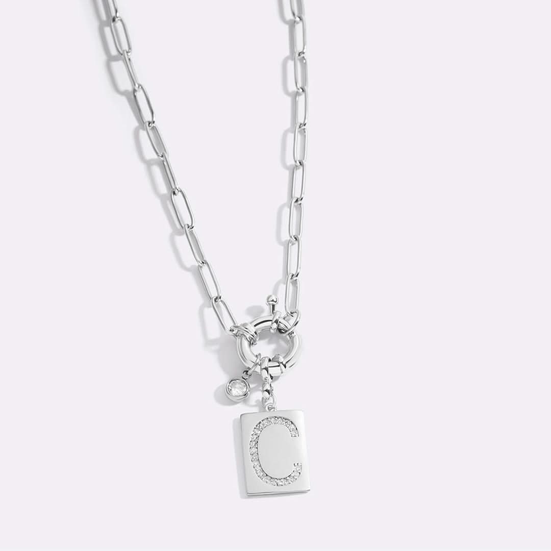 Collana con ciondolo iniziale Pave e catena a graffetta
