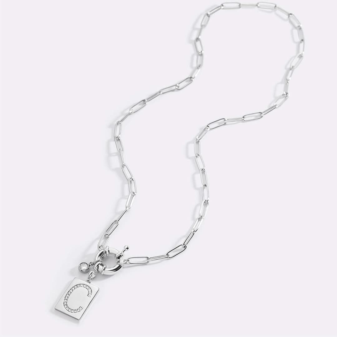 Collana con ciondolo iniziale Pave e catena a graffetta