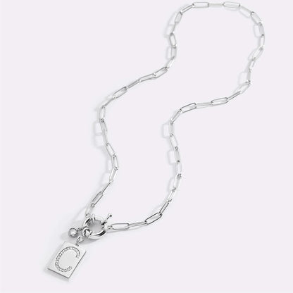 Collana con ciondolo iniziale Pave e catena a graffetta