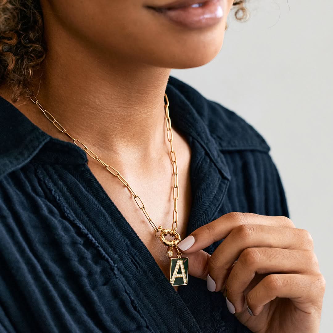 Collana con ciondolo iniziale e catena a graffetta