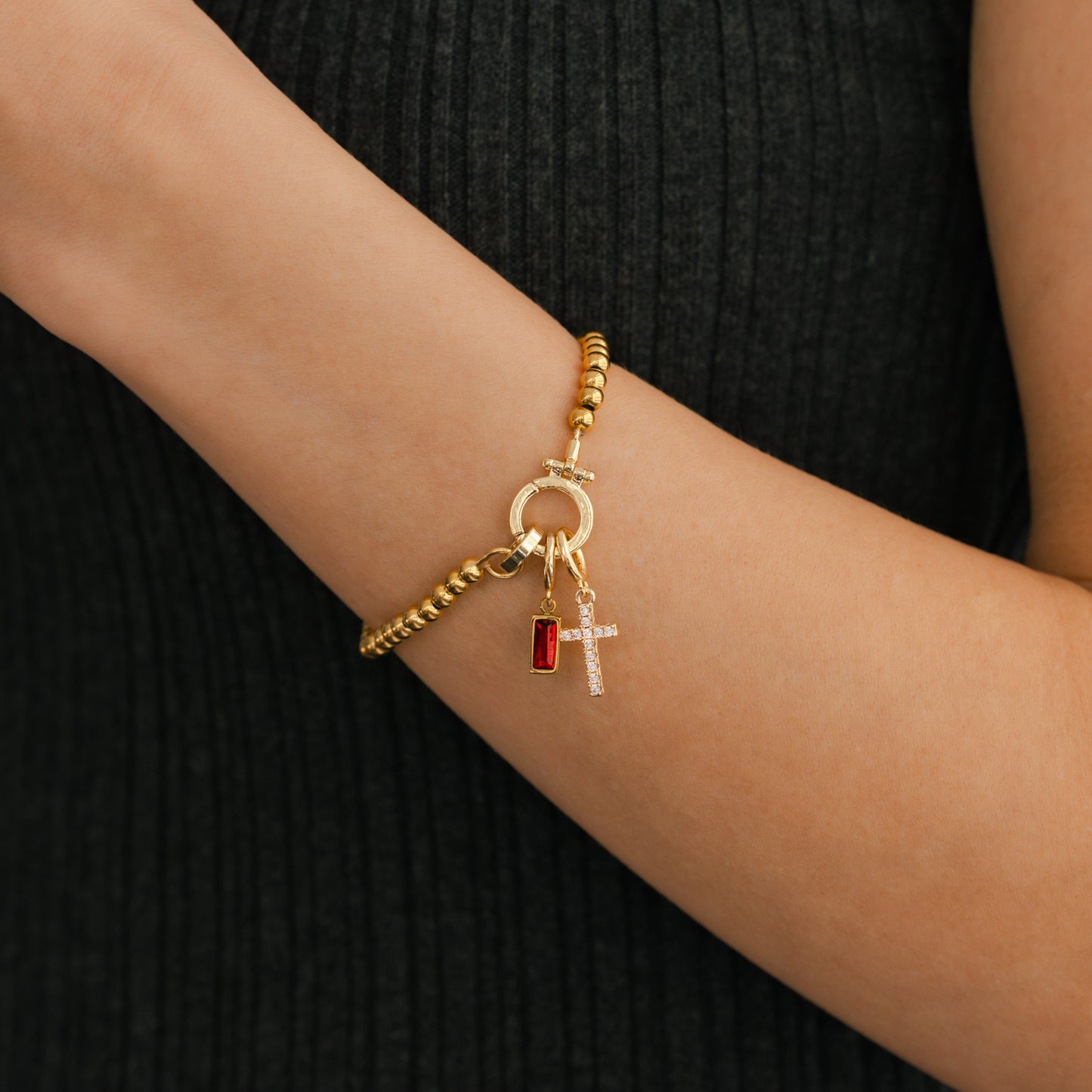 Bracciale con ciondolo a croce e pietra portafortuna