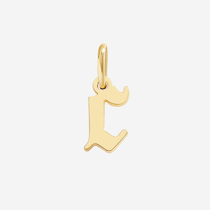 Charm con lettera in stile Old English