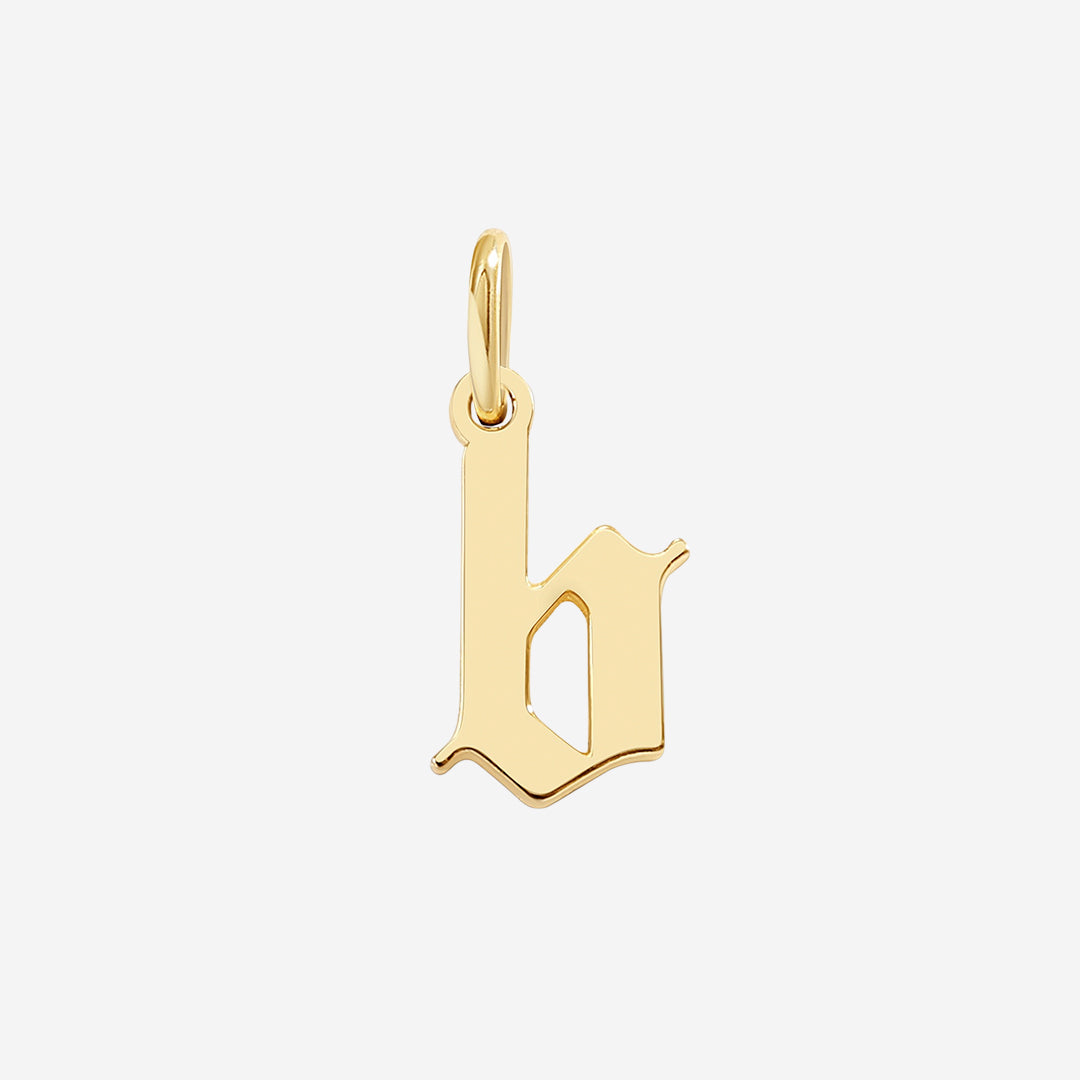 Charm con lettera in stile Old English