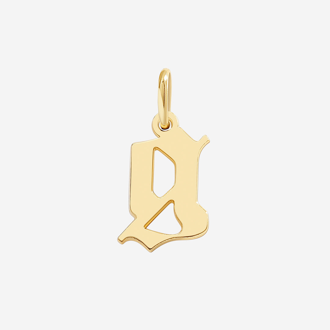 Charm con lettera in stile Old English