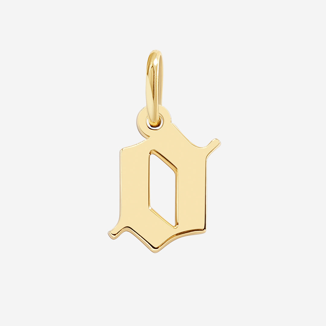 Charm con lettera in stile Old English