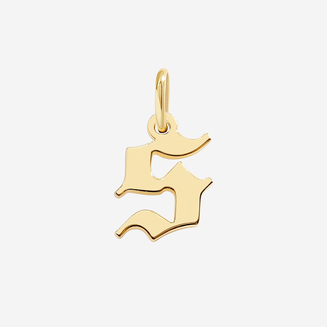 Charm con lettera in stile Old English
