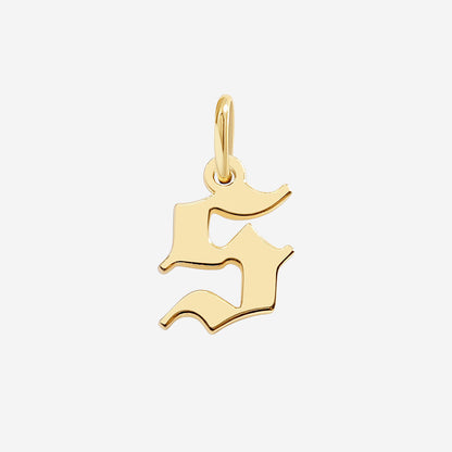 Charm con lettera in stile Old English
