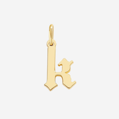 Charm con lettera in stile Old English