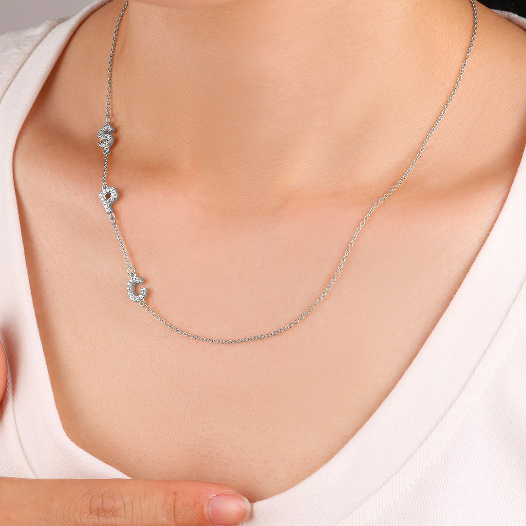 Collana con le iniziali pavé