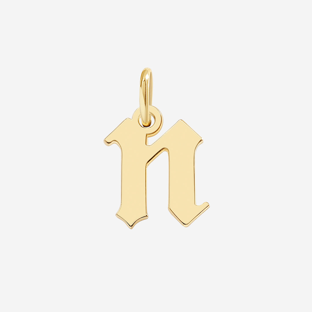 Charm con lettera in stile Old English