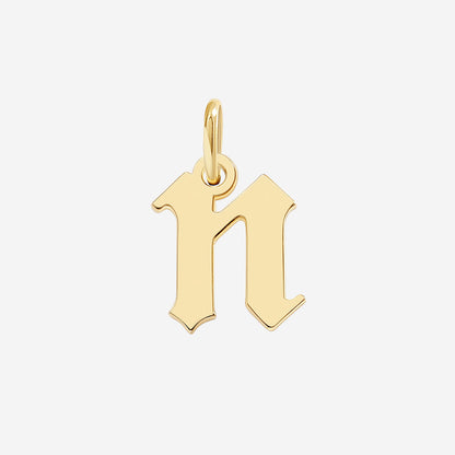 Charm con lettera in stile Old English