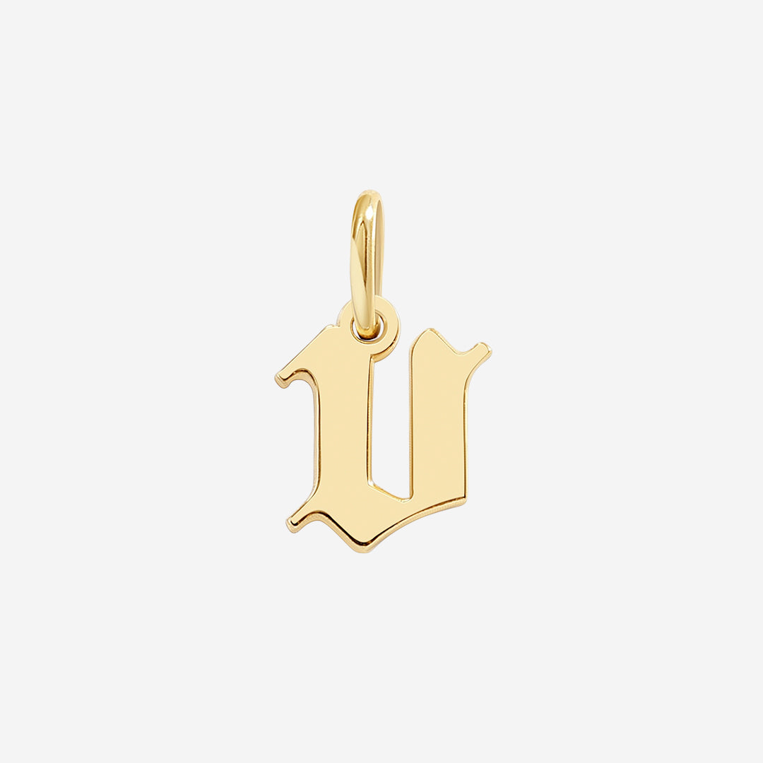 Charm con lettera in stile Old English