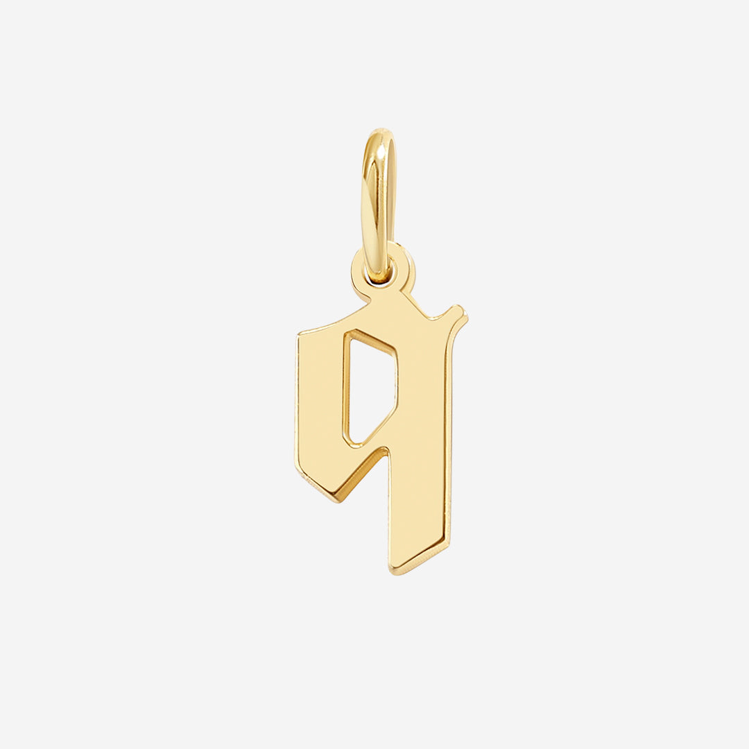 Charm con lettera in stile Old English
