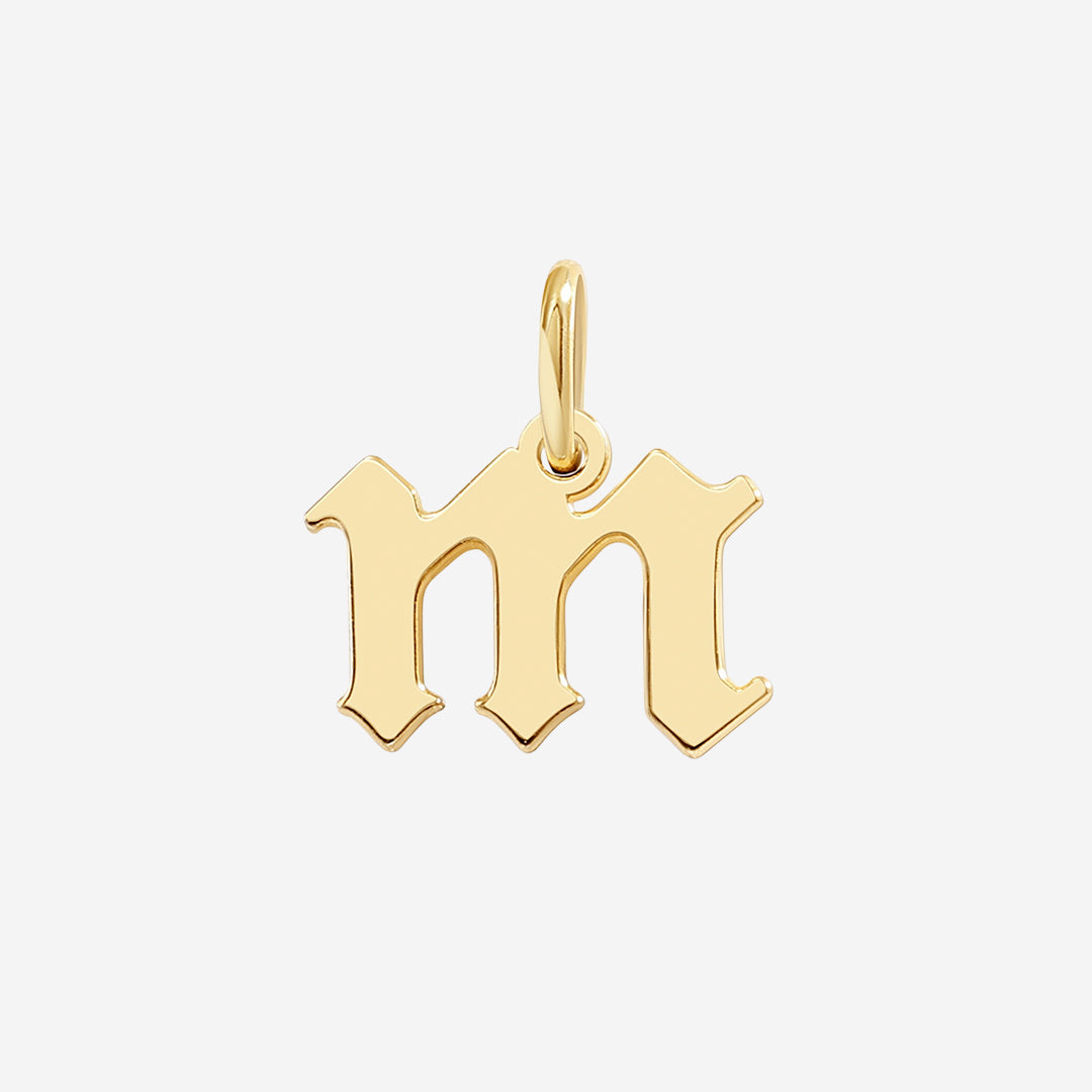 Charm con lettera in stile Old English