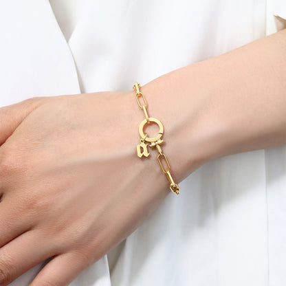 Charm con lettera in stile Old English