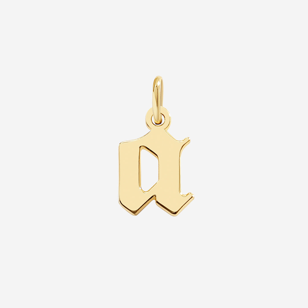 Charm con lettera in stile Old English
