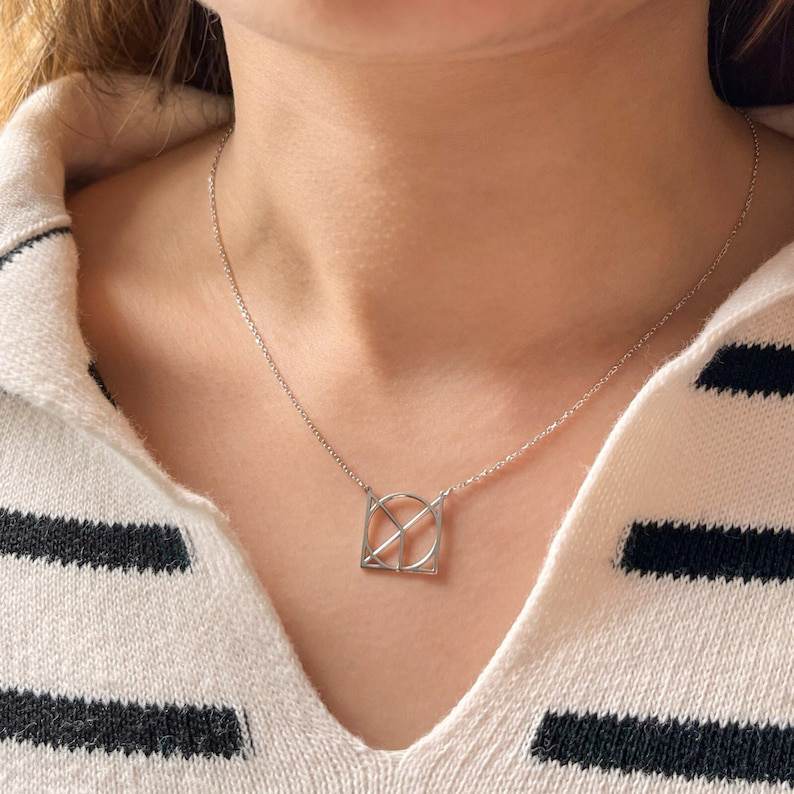 Collana con nome monogramma minimalista