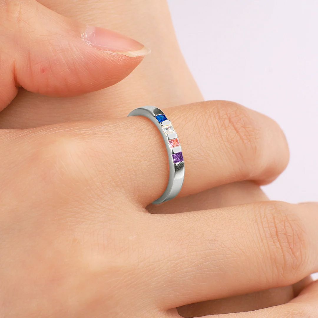 Anello con pietra portafortuna taglio principessa